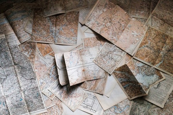 Piezas de mapas -- fotografía de Andrew Neel en Pexels